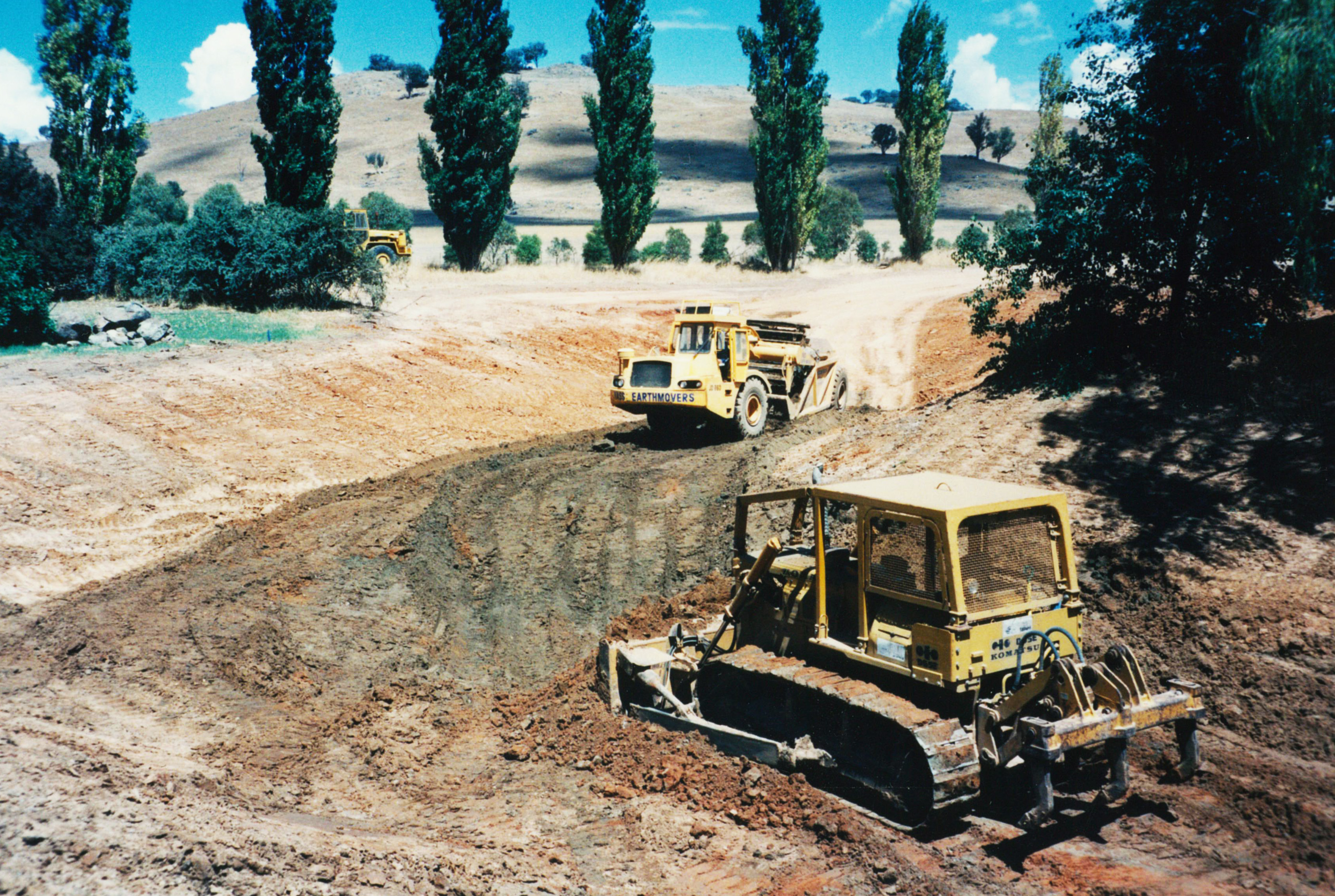 01-Old-KomatsuDozerScraper