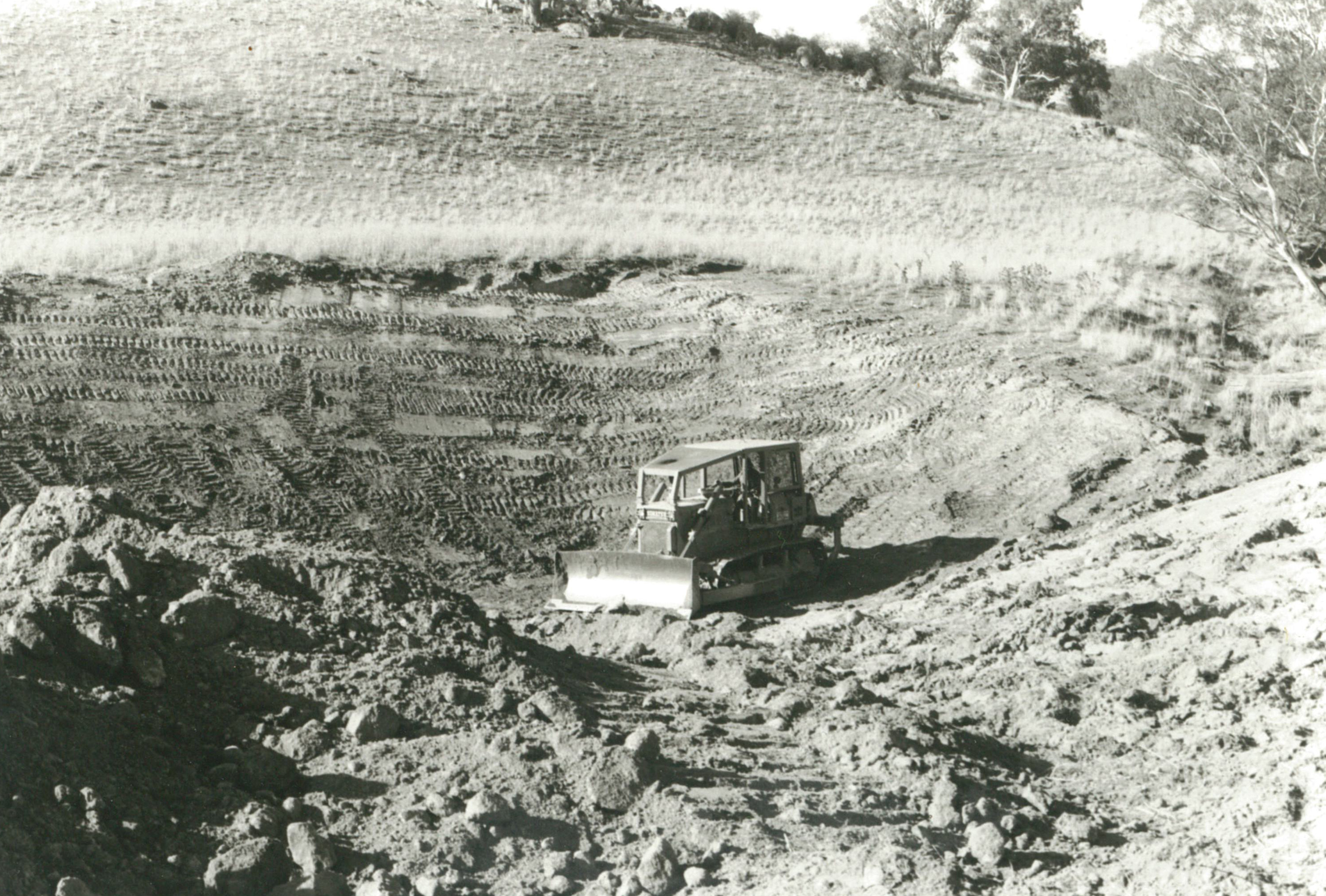 01.7-Old-KomDozerBW