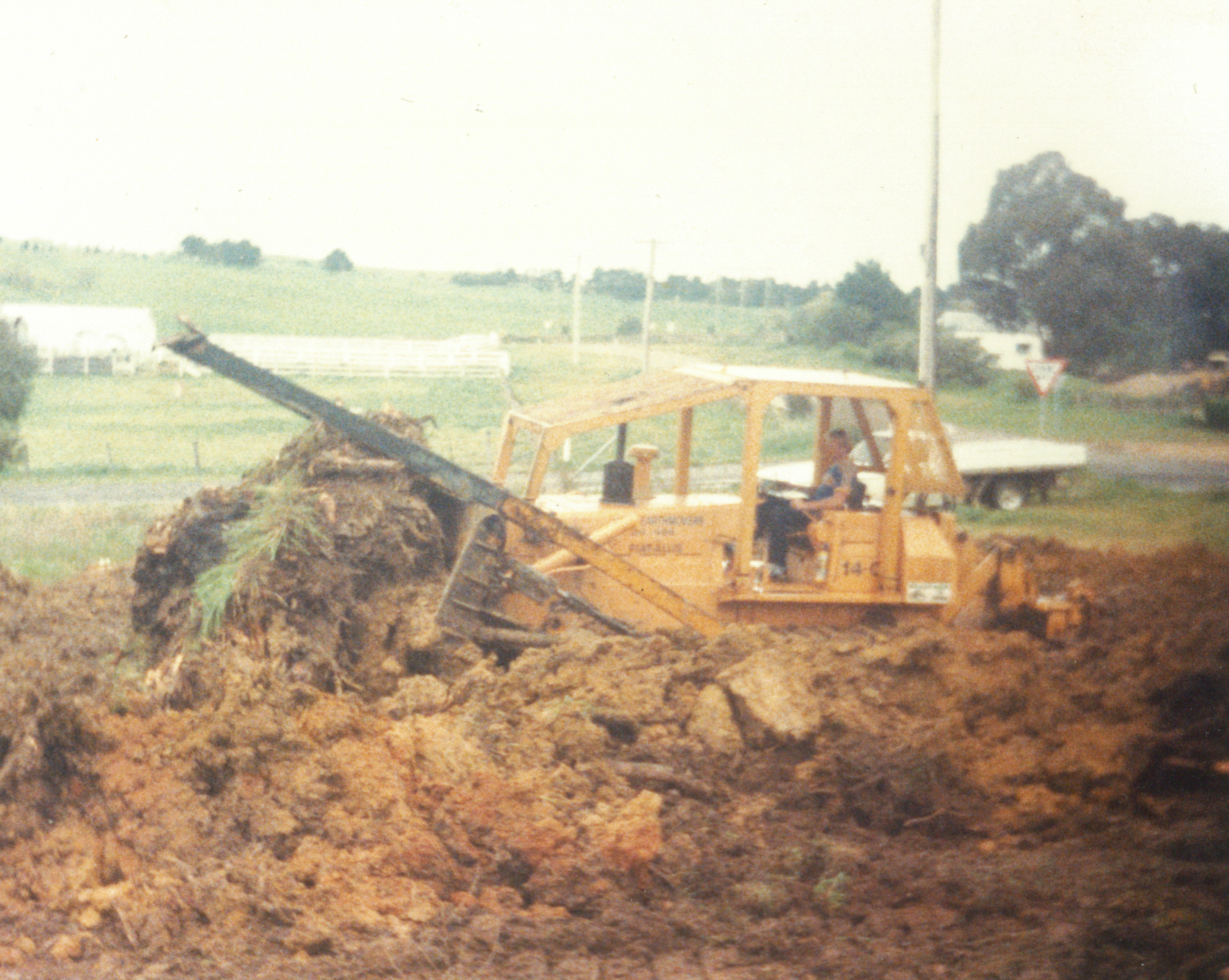 01.8-OldKomDozer_Den2